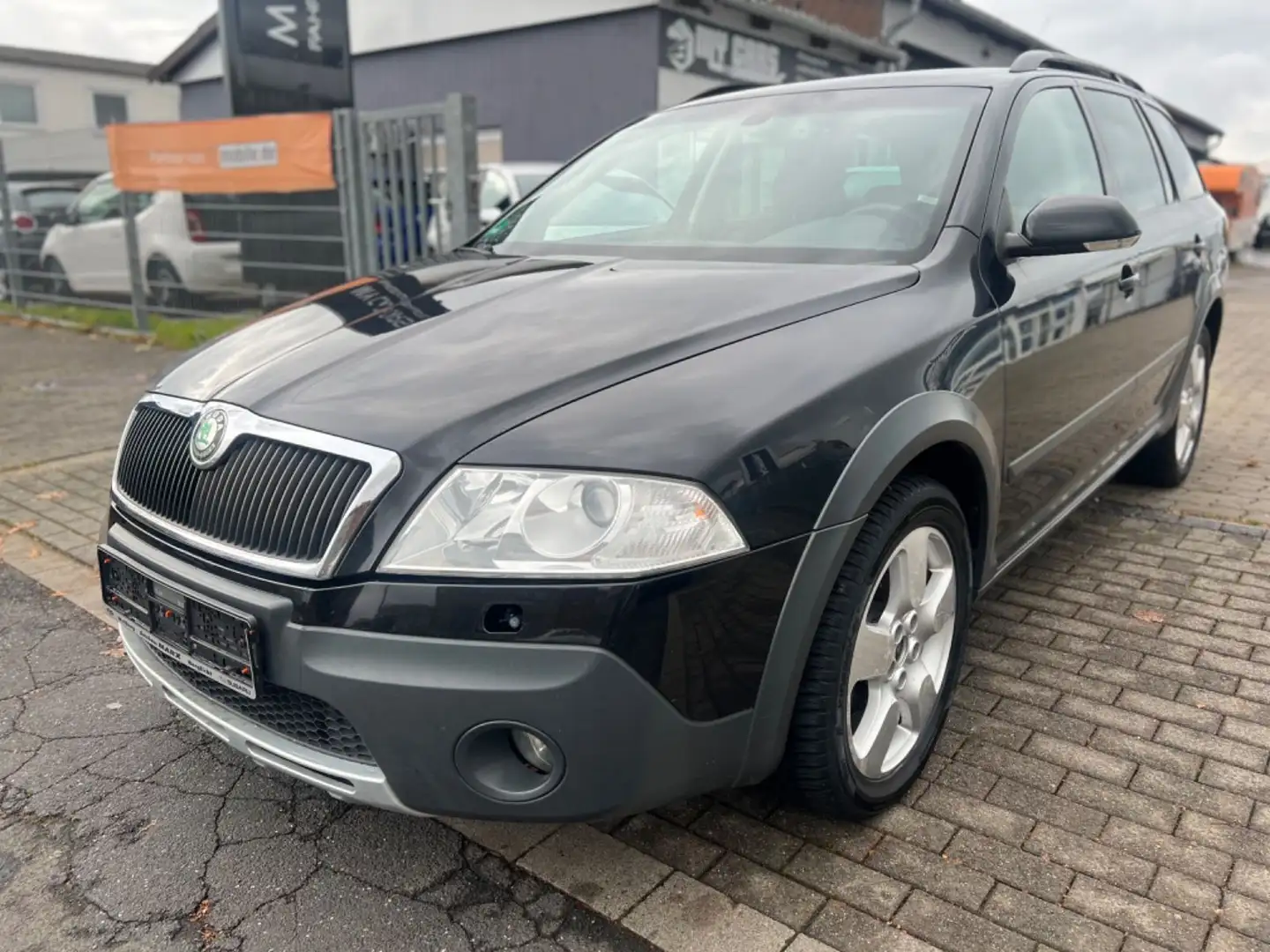 Skoda Octavia Combi Scout 4X4 TÜV NEU AHK XENON 2.HAND Schwarz - 1
