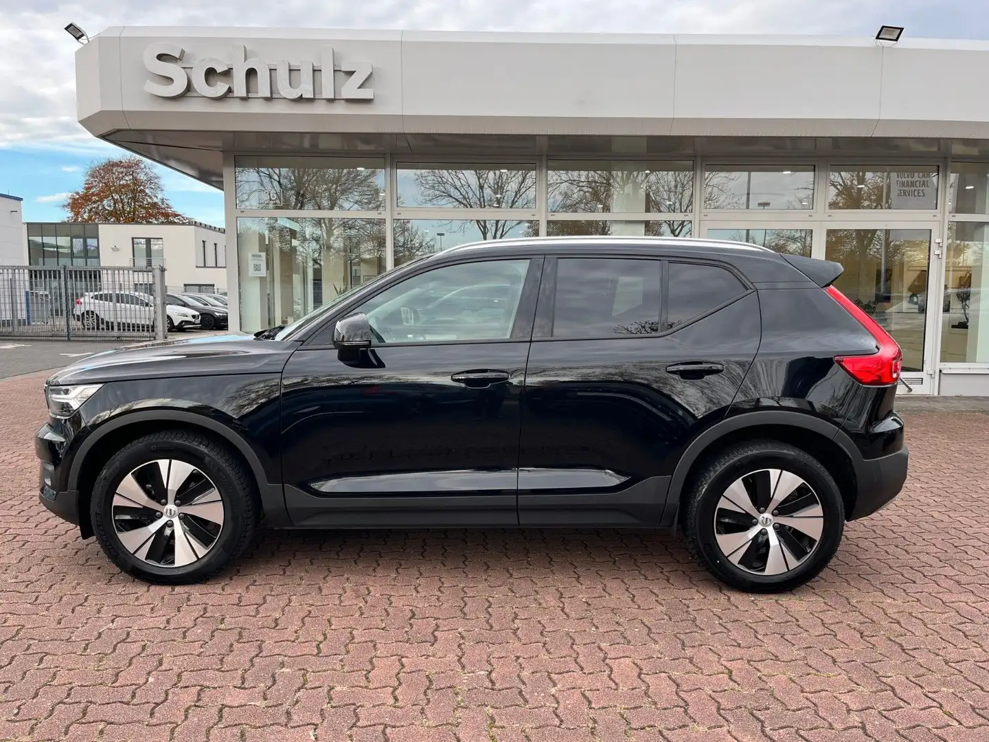Volvo XC40 T3 Momentum Pro Geartronic Schwarz - 1