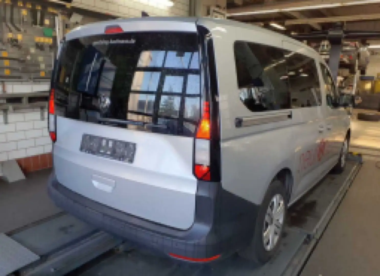 Volkswagen Caddy 2.0TDI DSG*7Sitzer*NAVI*PDC*Climatron Silber - 2