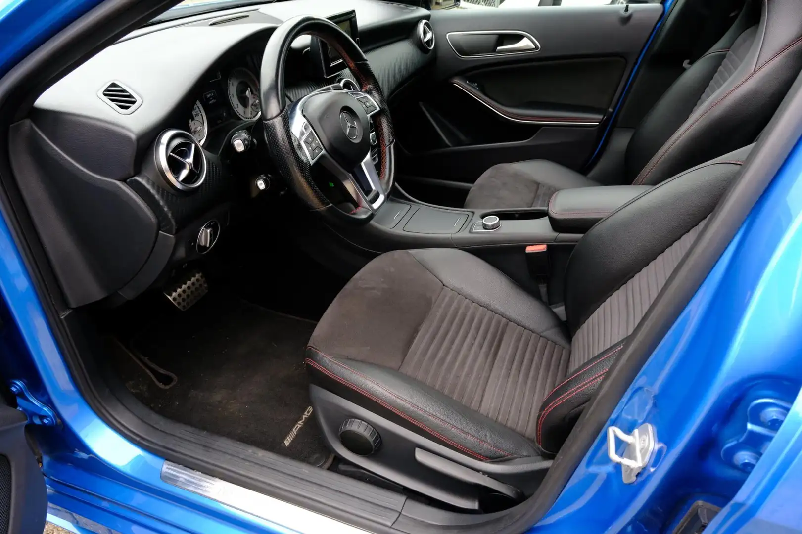 Mercedes-Benz A 180 AMG Ambition Aut. Pano|PDC|LMV|Xenon|Cruise Blauw - 2