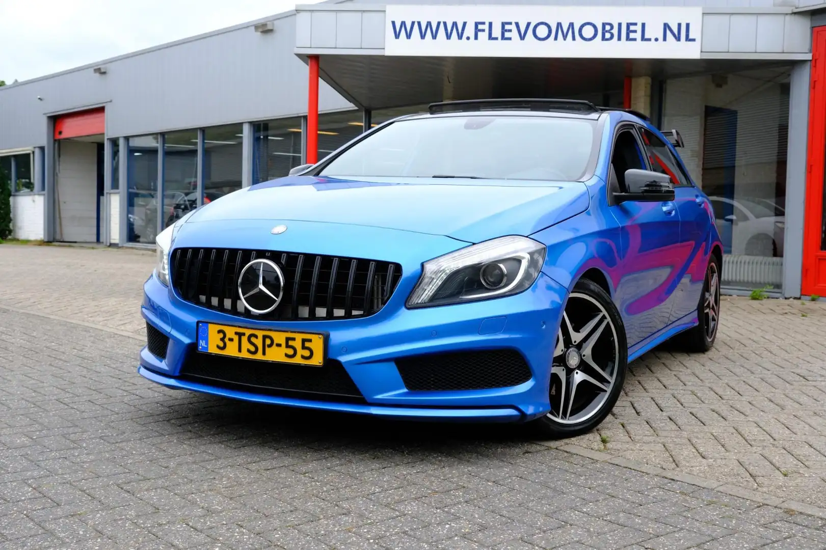 Mercedes-Benz A 180 AMG Ambition Aut. Pano|PDC|LMV|Xenon|Cruise Blauw - 1