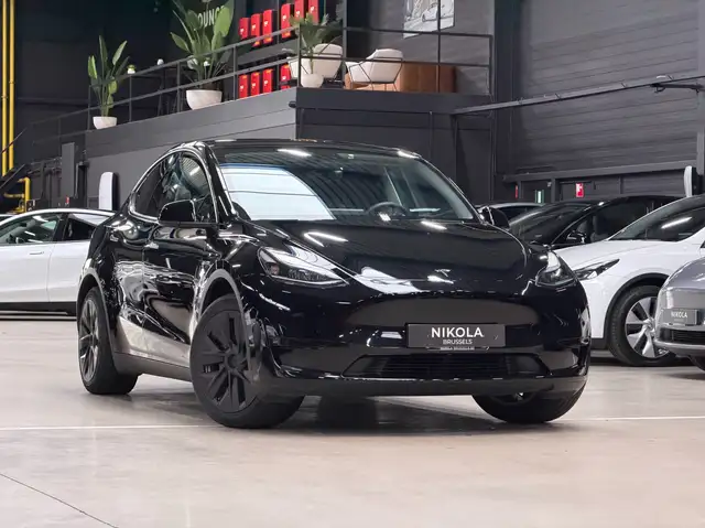 Tesla Model Y REAR WHEEL DRIVE - FULL BLACK - AUTOPILOT ACTIVE