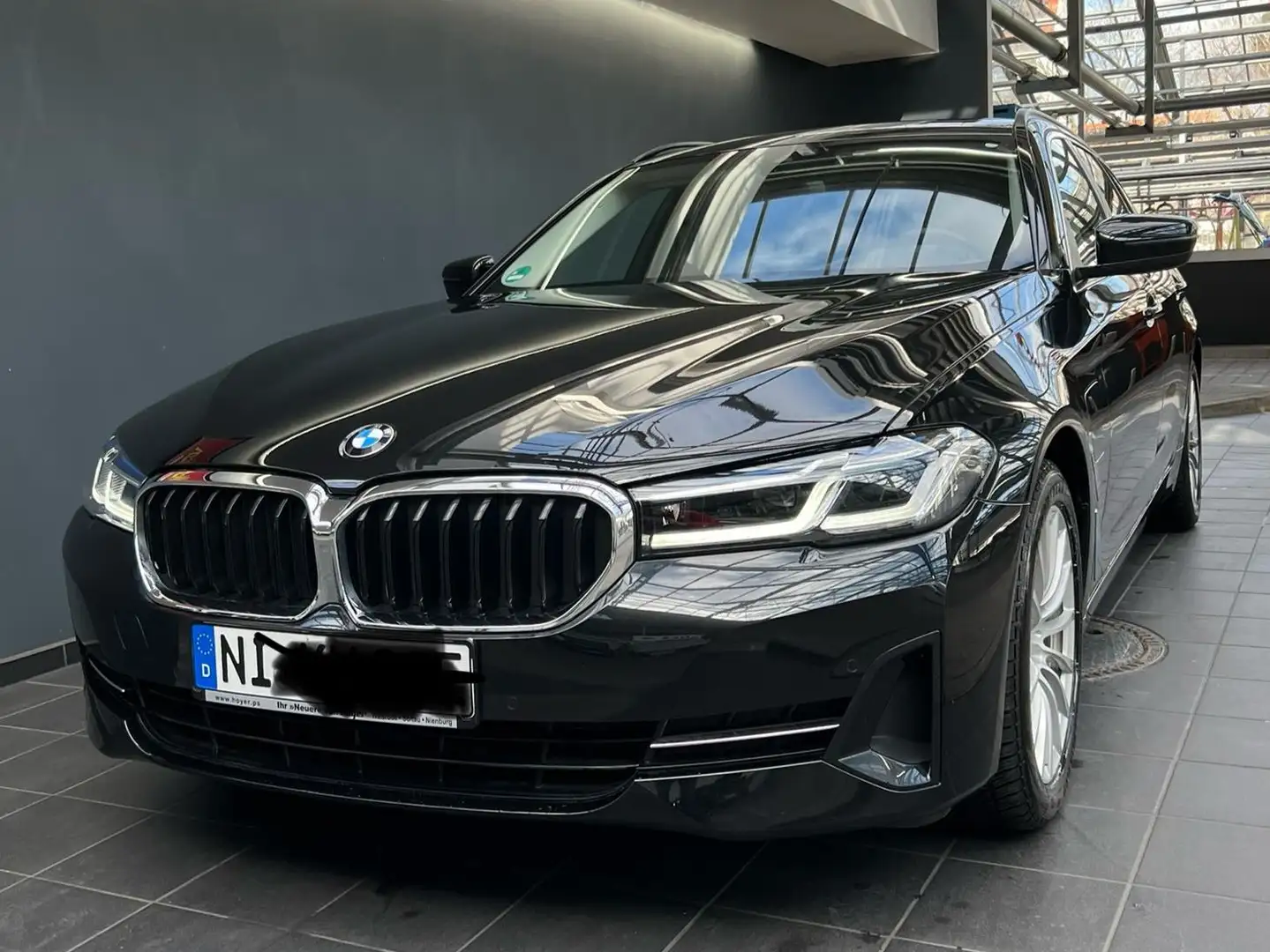 BMW 530 5er Touring Plug-In-Hybrid 530e xDrive Touring Aut Czarny - 1
