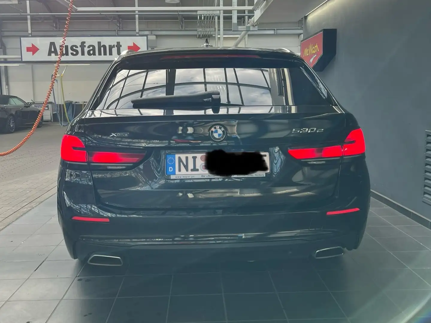 BMW 530 5er Touring Plug-In-Hybrid 530e xDrive Touring Aut Czarny - 2