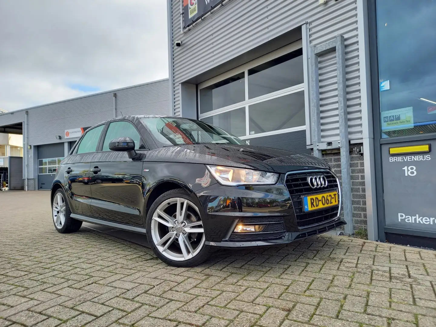 Audi A1 Sportback 1.0 TFSI Adrenalin S-LINE - NAVI - AIRCO Zwart - 2