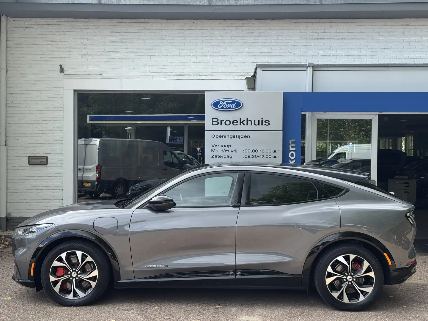 Ford Mustang Mach-E Extended First Edition AWD 98 kWh | Panoramadak | Grijs - 2