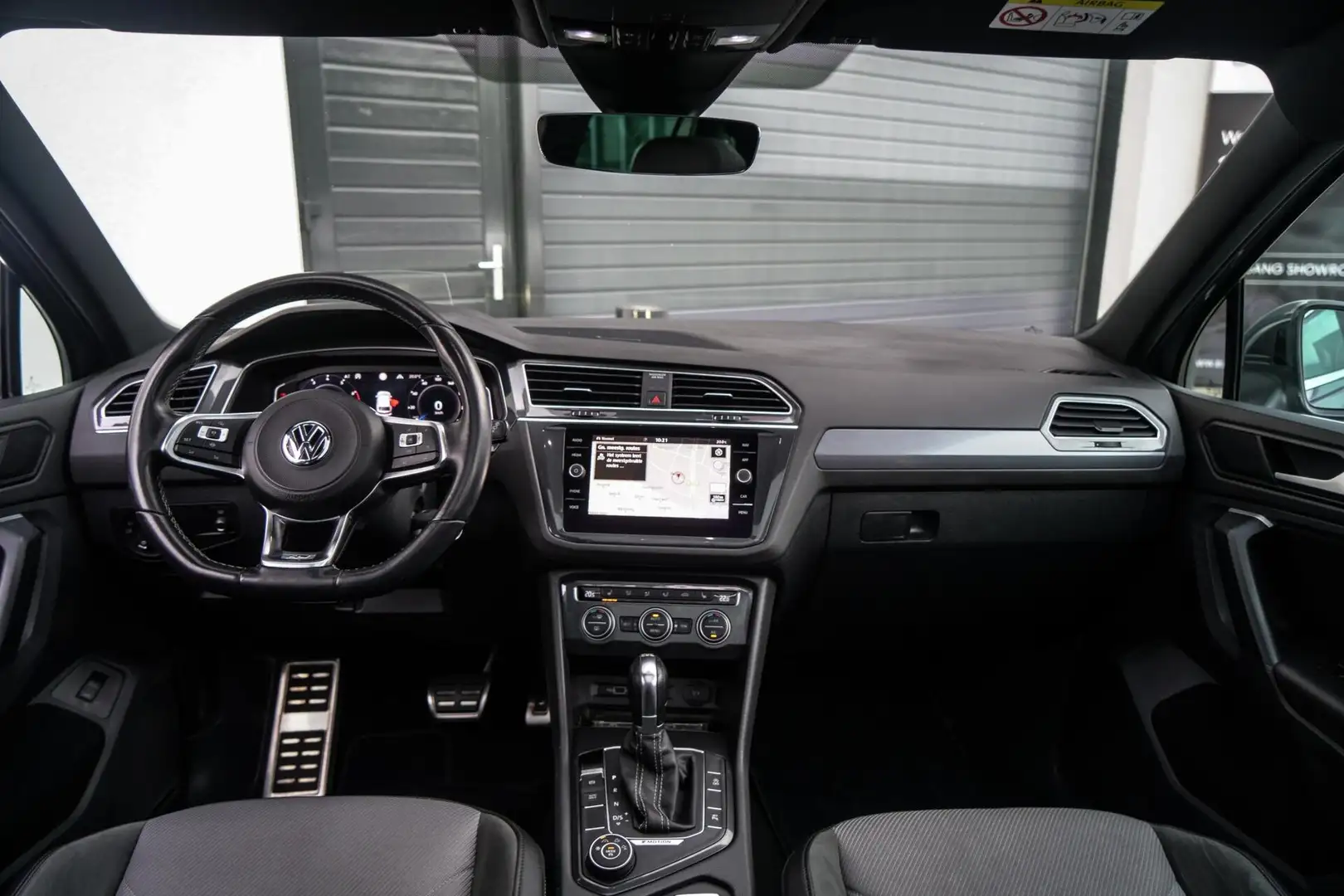 Volkswagen Tiguan 2.0 TSI R-Line PANO / TREKHAAK / 360CAM - 2