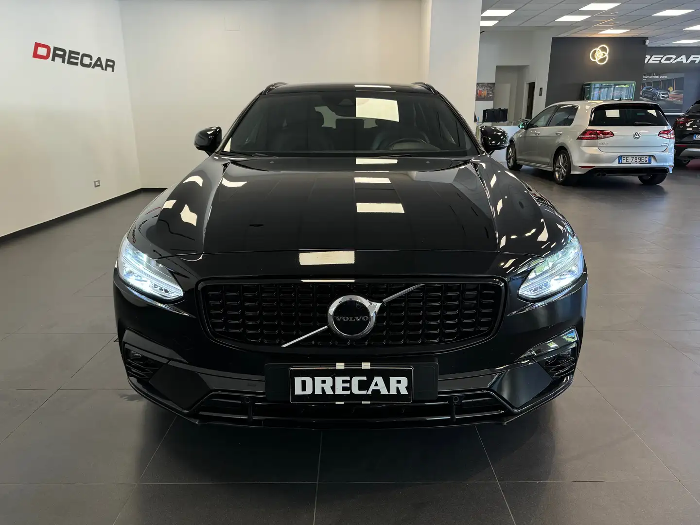 Volvo V90 2.0 b4 R-Design awd auto BLACK PACK 50.000 KM Černá - 2