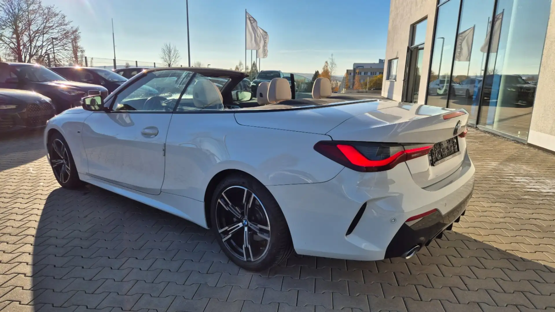BMW 420 i Cabrio M-Sport SAG HiFi 1. Hand nur 15.500 km Weiß - 2