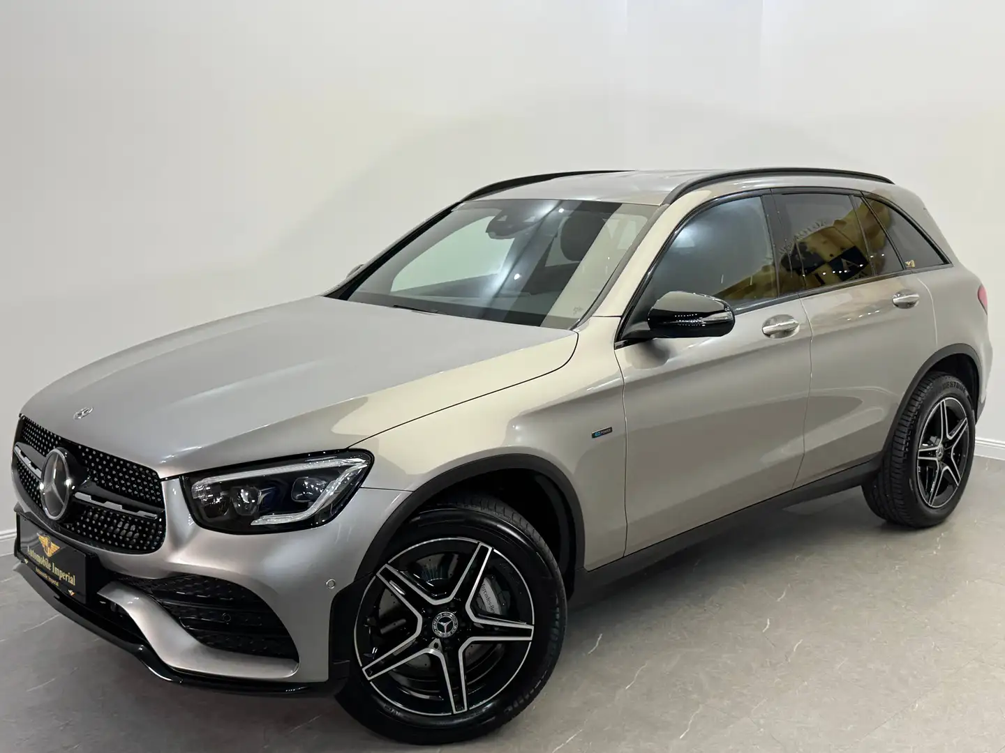 Mercedes-Benz GLC 300 e 4MATIC Aut. // AMG LINE // PREMIUM-PAKET // AHK // Silber - 2