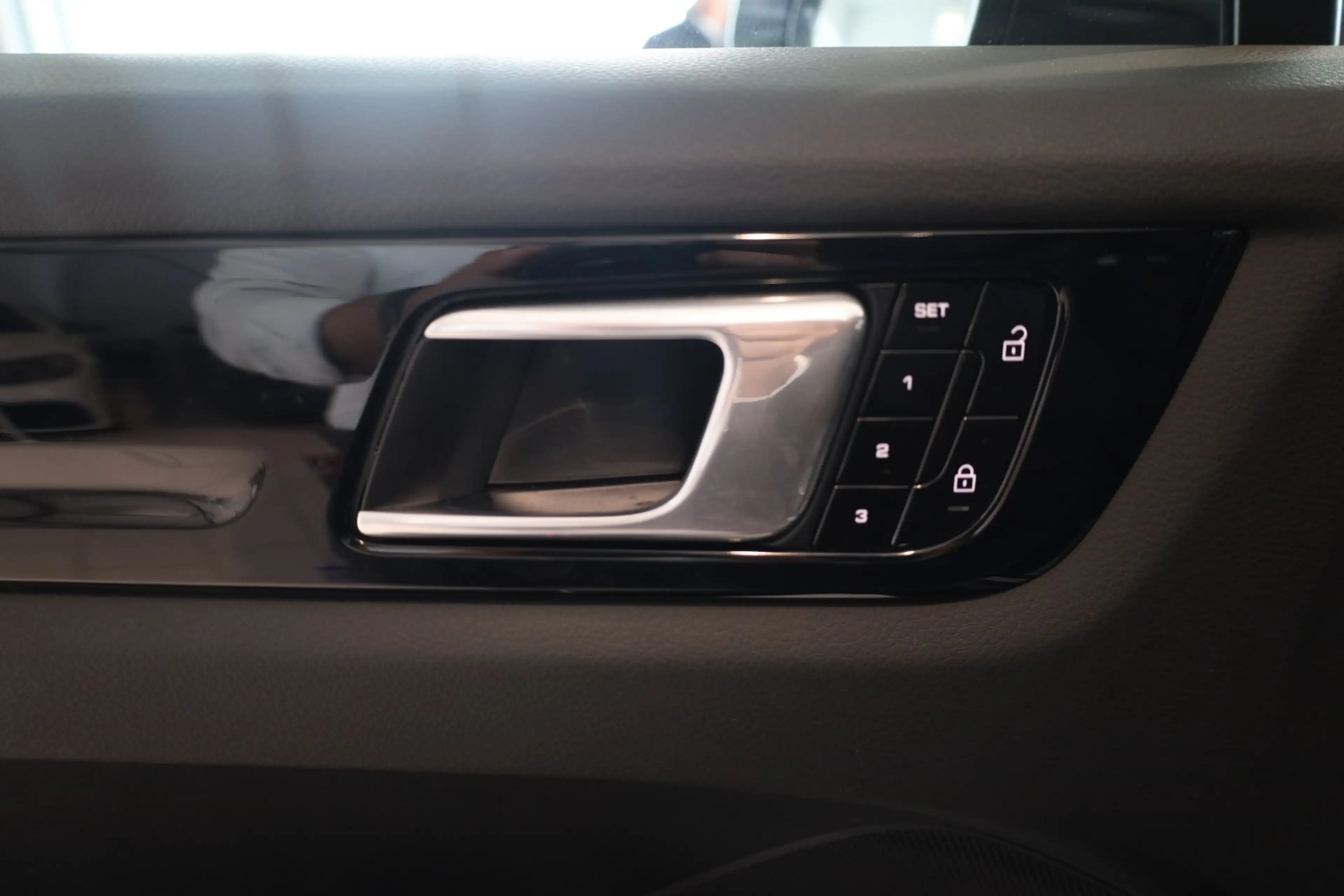 Porsche Cayenne Coupe E-Hybrid Panorama — photo 14