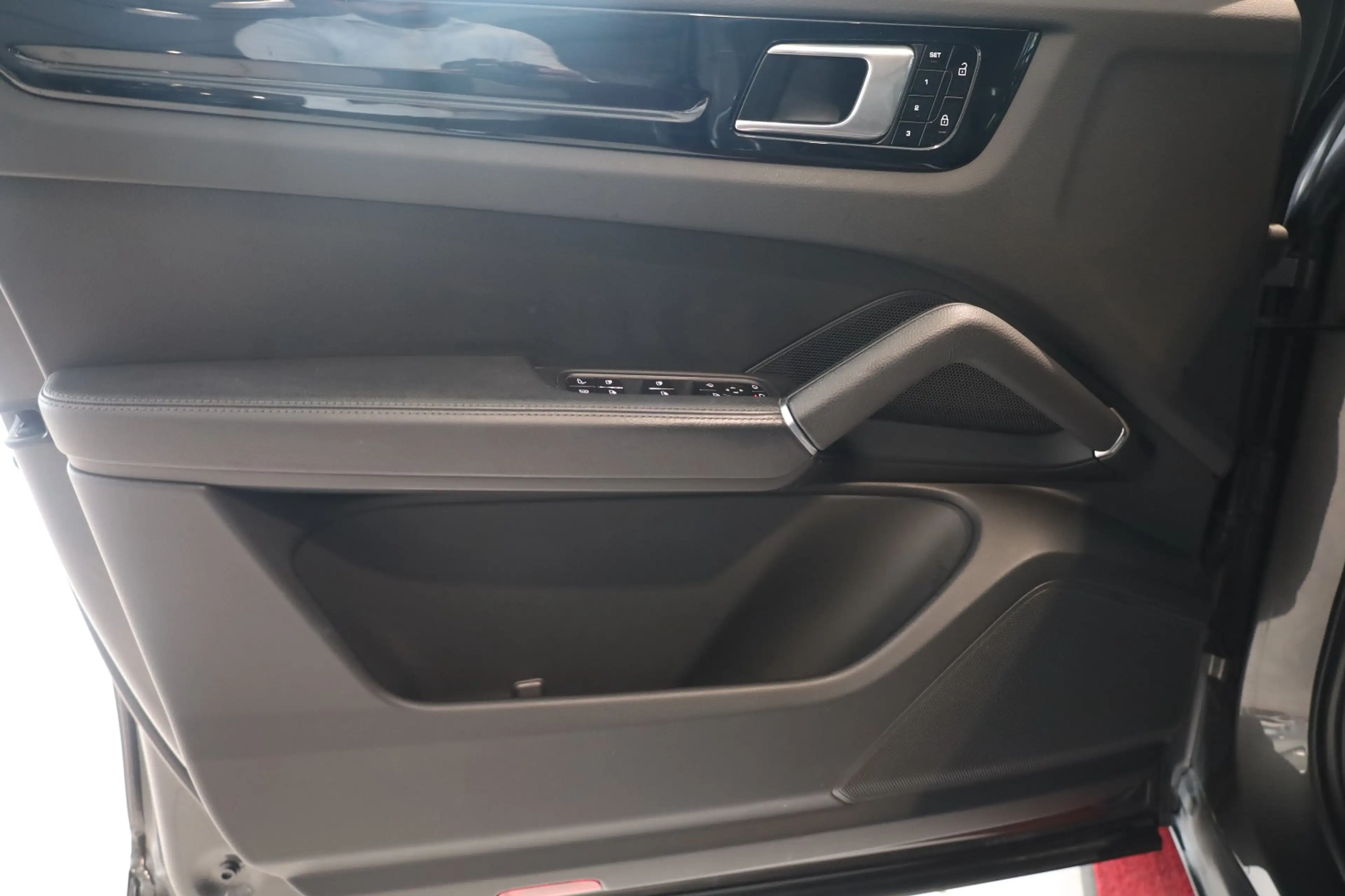 Porsche Cayenne Coupe E-Hybrid Panorama — photo 12