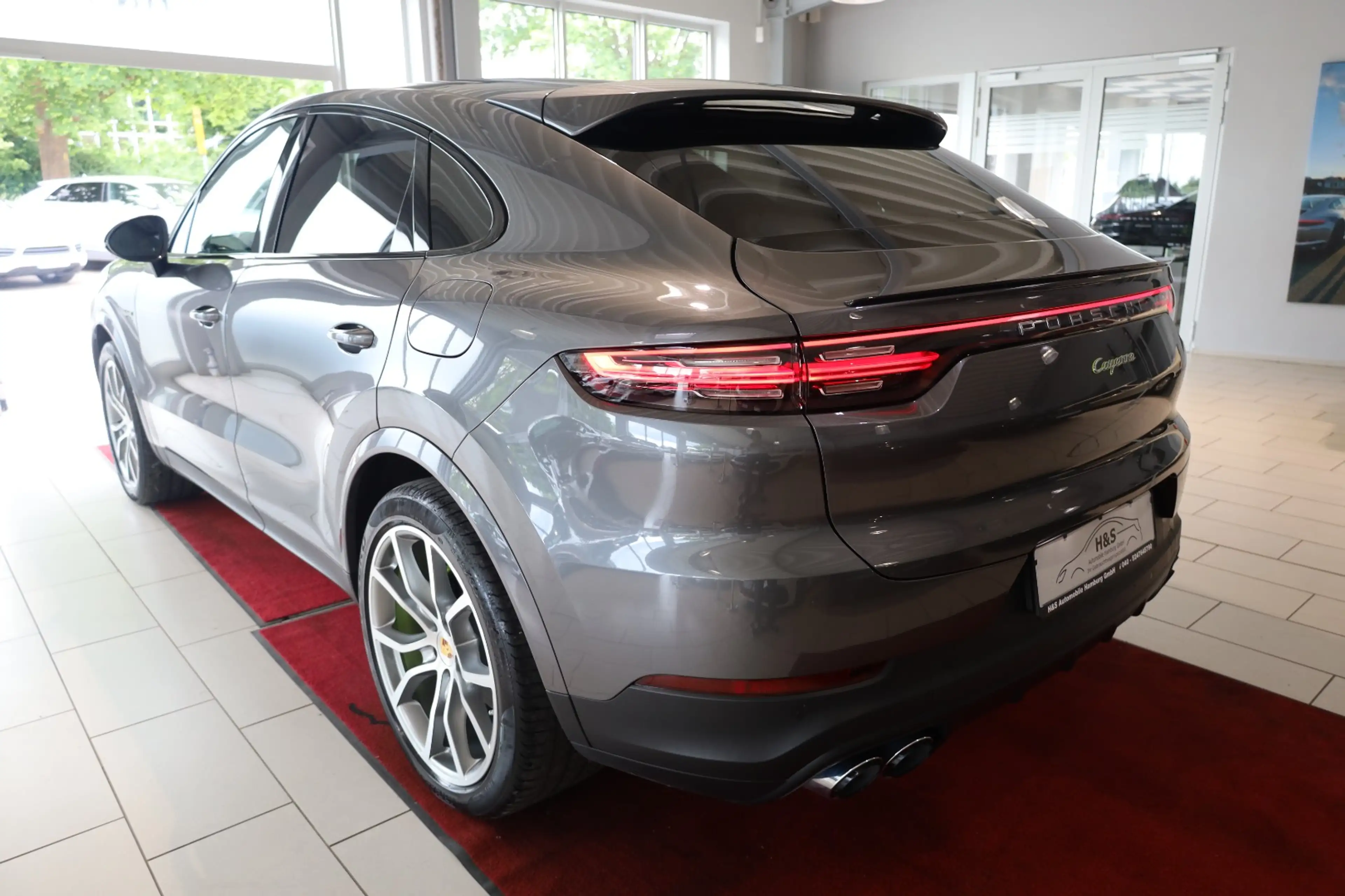 Porsche Cayenne Coupe E-Hybrid Panorama — photo 3