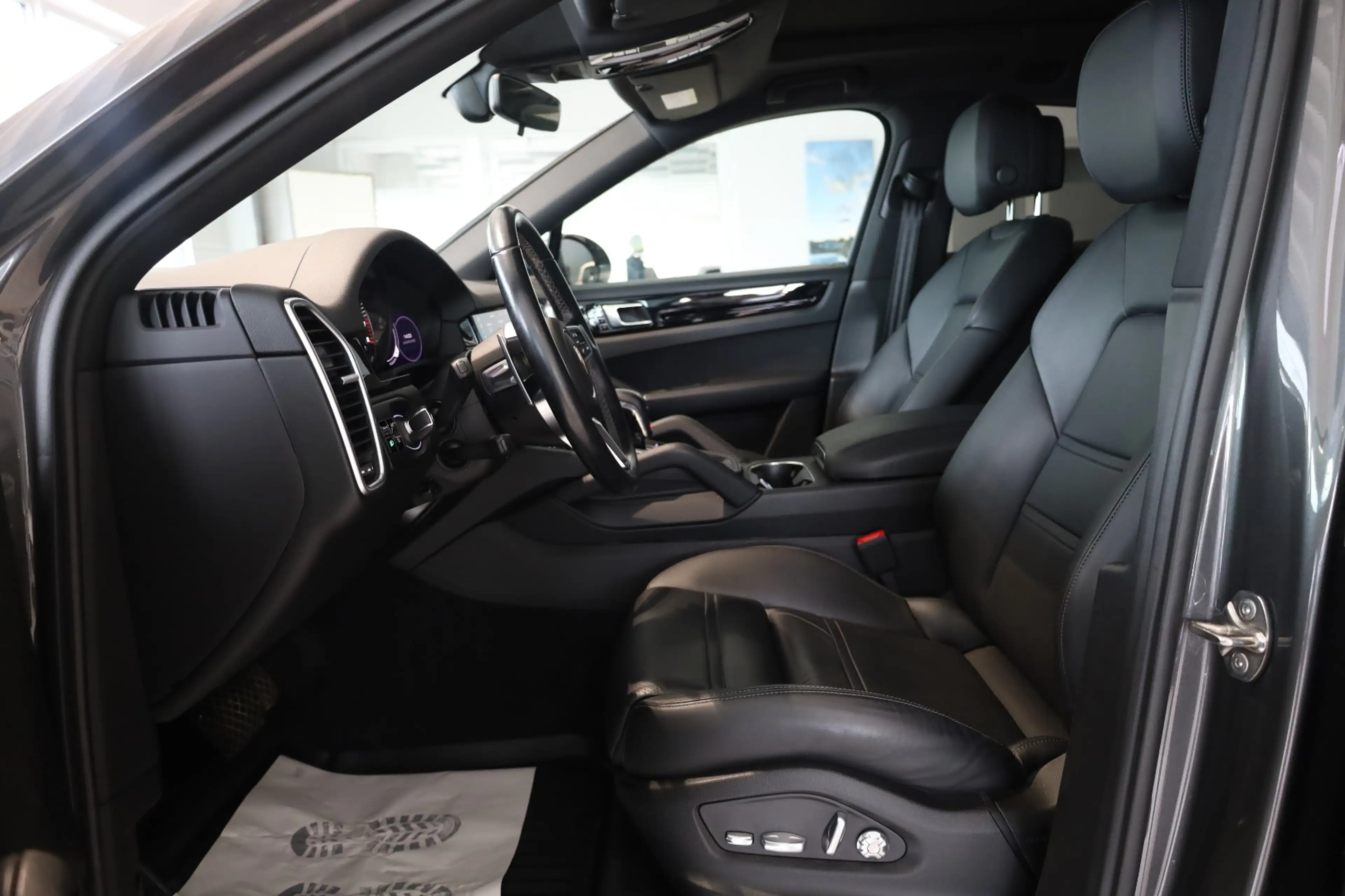 Porsche Cayenne Coupe E-Hybrid Panorama — photo 15
