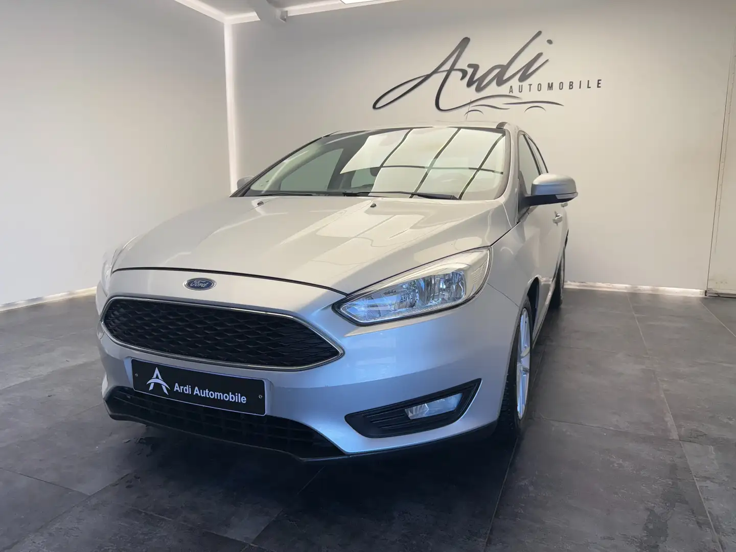 Ford Focus Focus 1.5 TDCi*GPS*AIRCO*PARK ASSIST*GARANTIE* - 1