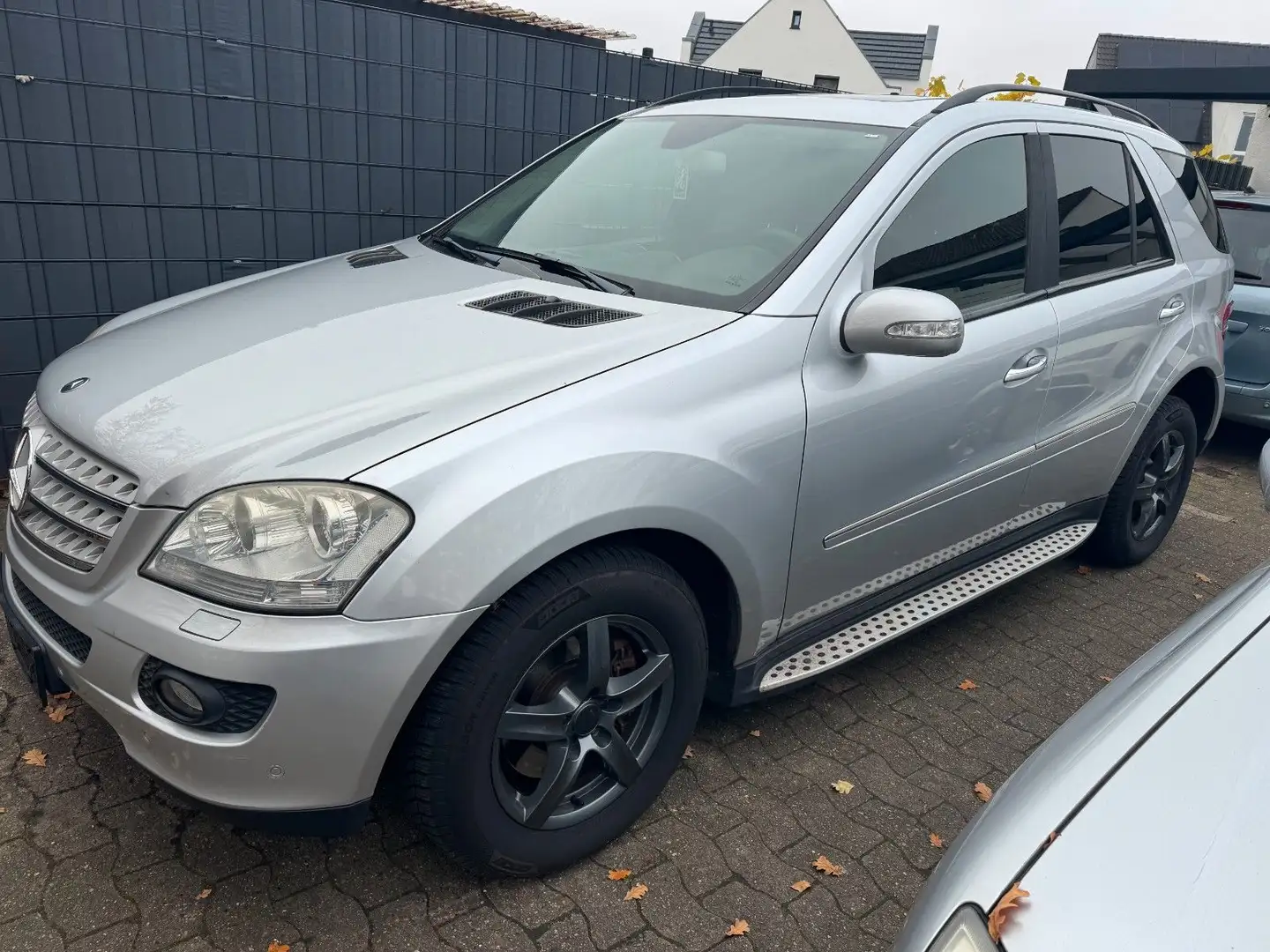 Mercedes-Benz ML 350 Leder,Navi,AHK,SD,Flüssiggas,TÜV09/26 Silber - 1