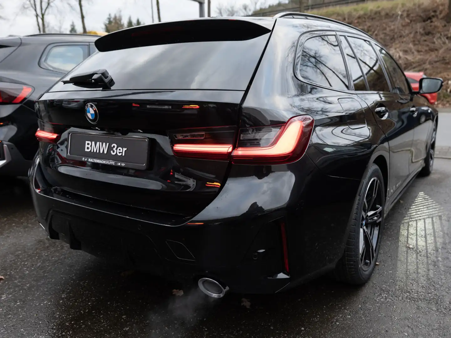 BMW 320 i Touring M-Sportpaket PANO AHK LED ACC Zwart - 2