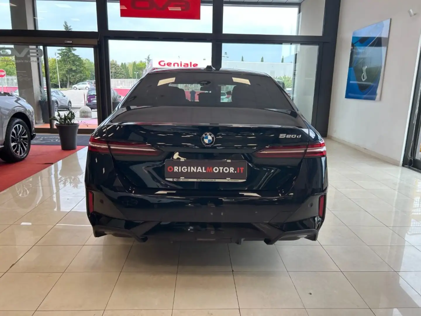 BMW 520 d 48V sDrive Msport Zwart - 2