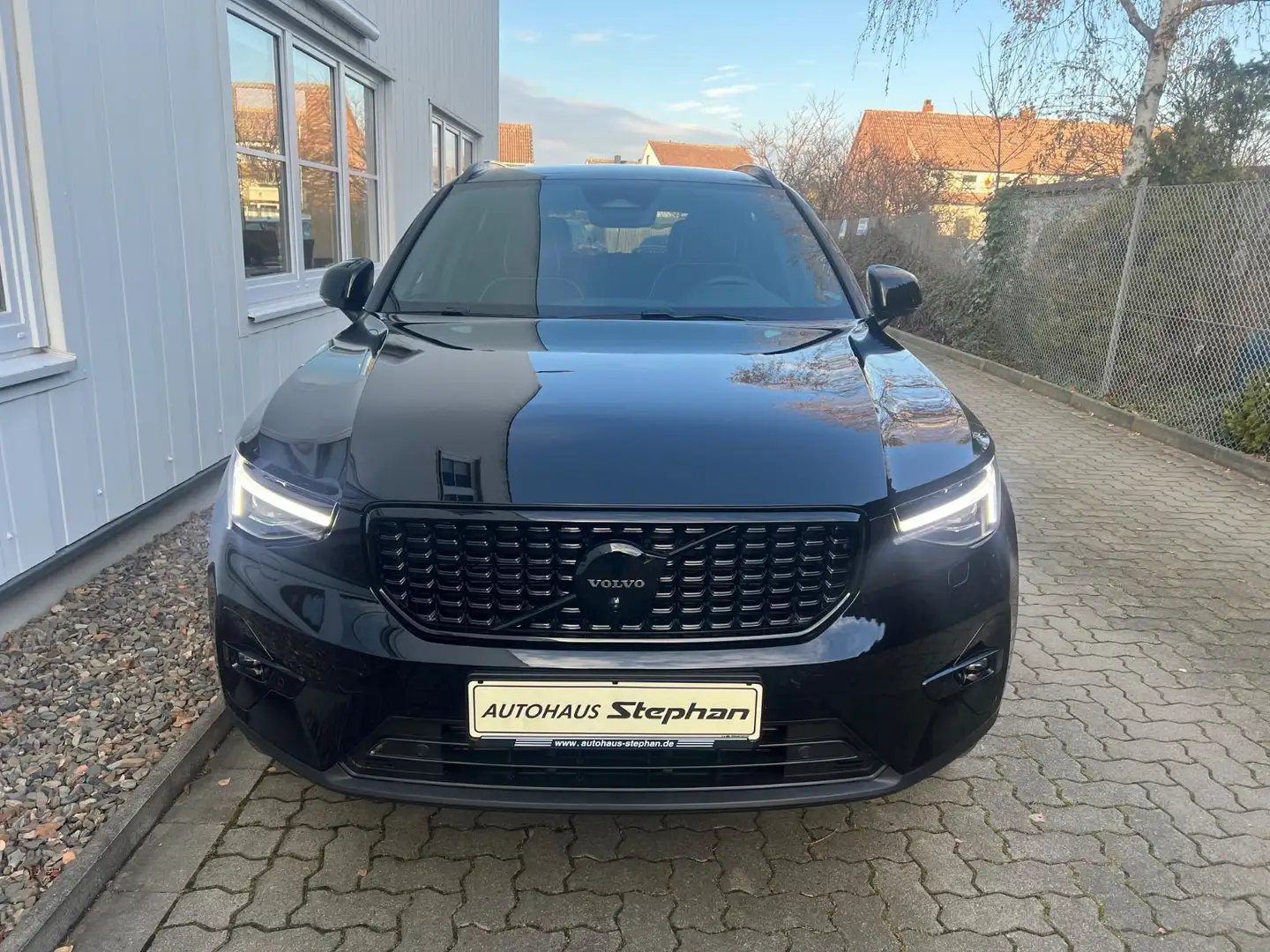 Volvo XC40 B4 Automatik Plus Black Edition AHK GARANTI Schwarz - 2