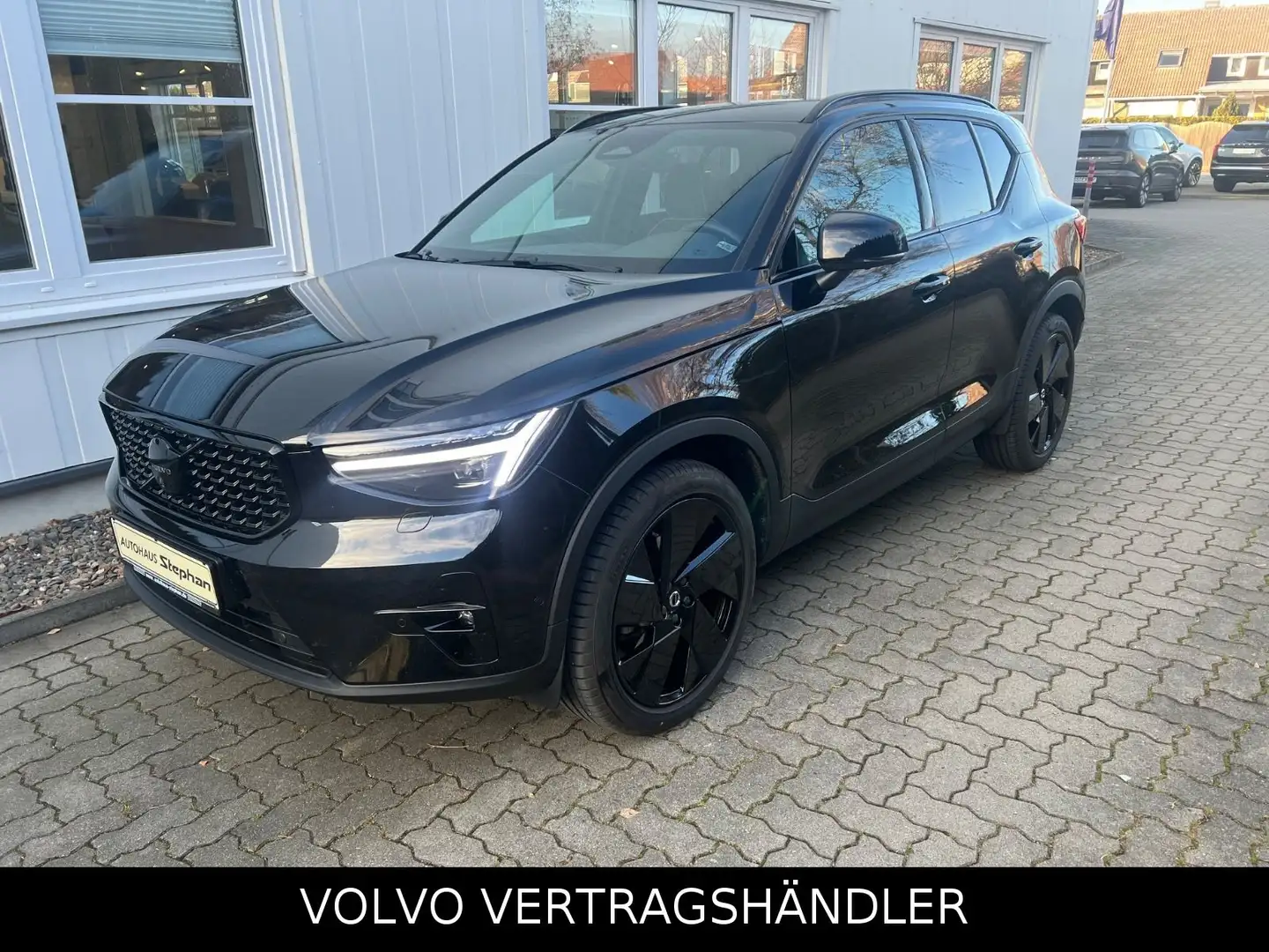 Volvo XC40 B4 Automatik Plus Black Edition AHK GARANTI Schwarz - 1