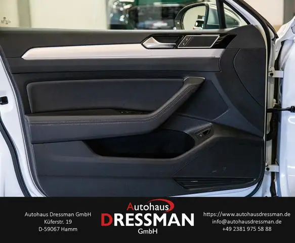 Volkswagen Passat Alltrack view 9