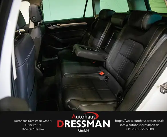 Volkswagen Passat Alltrack view 13