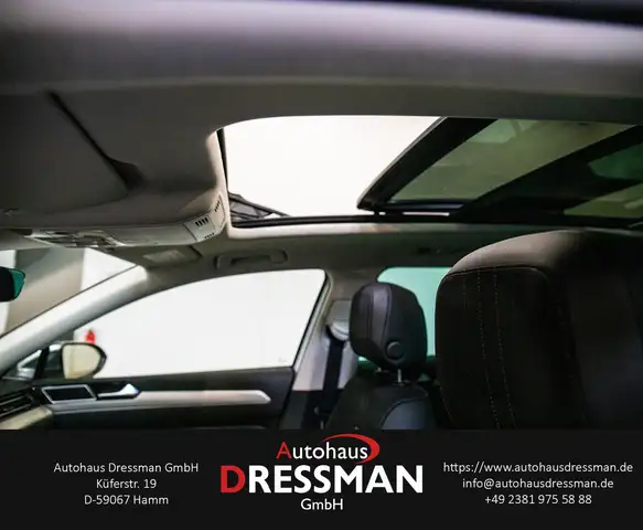 Volkswagen Passat Alltrack view 11