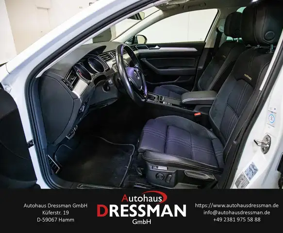 Volkswagen Passat Alltrack view 10