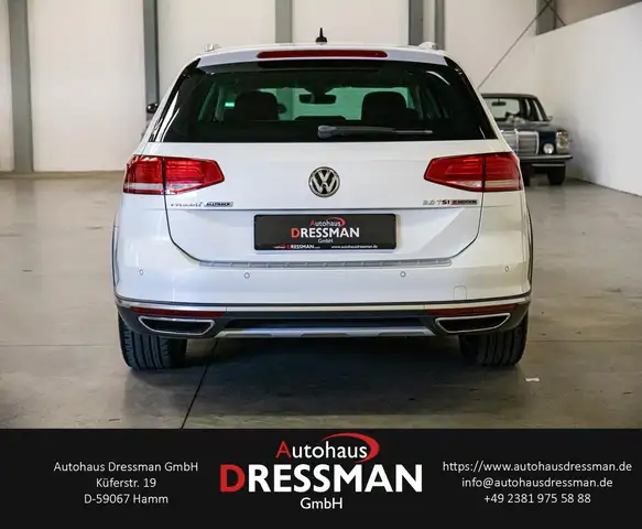 Volkswagen Passat Alltrack view 6