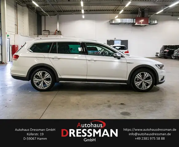 Volkswagen Passat Alltrack view 4
