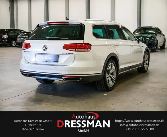 Volkswagen Passat Alltrack view 5