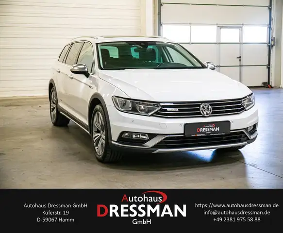Volkswagen Passat Alltrack view 3