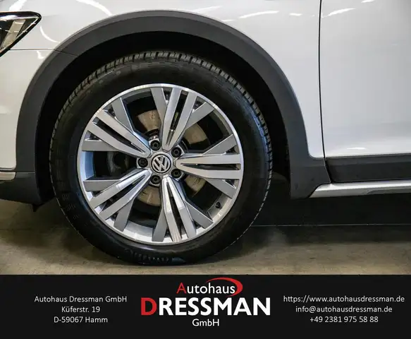 Volkswagen Passat Alltrack view 8