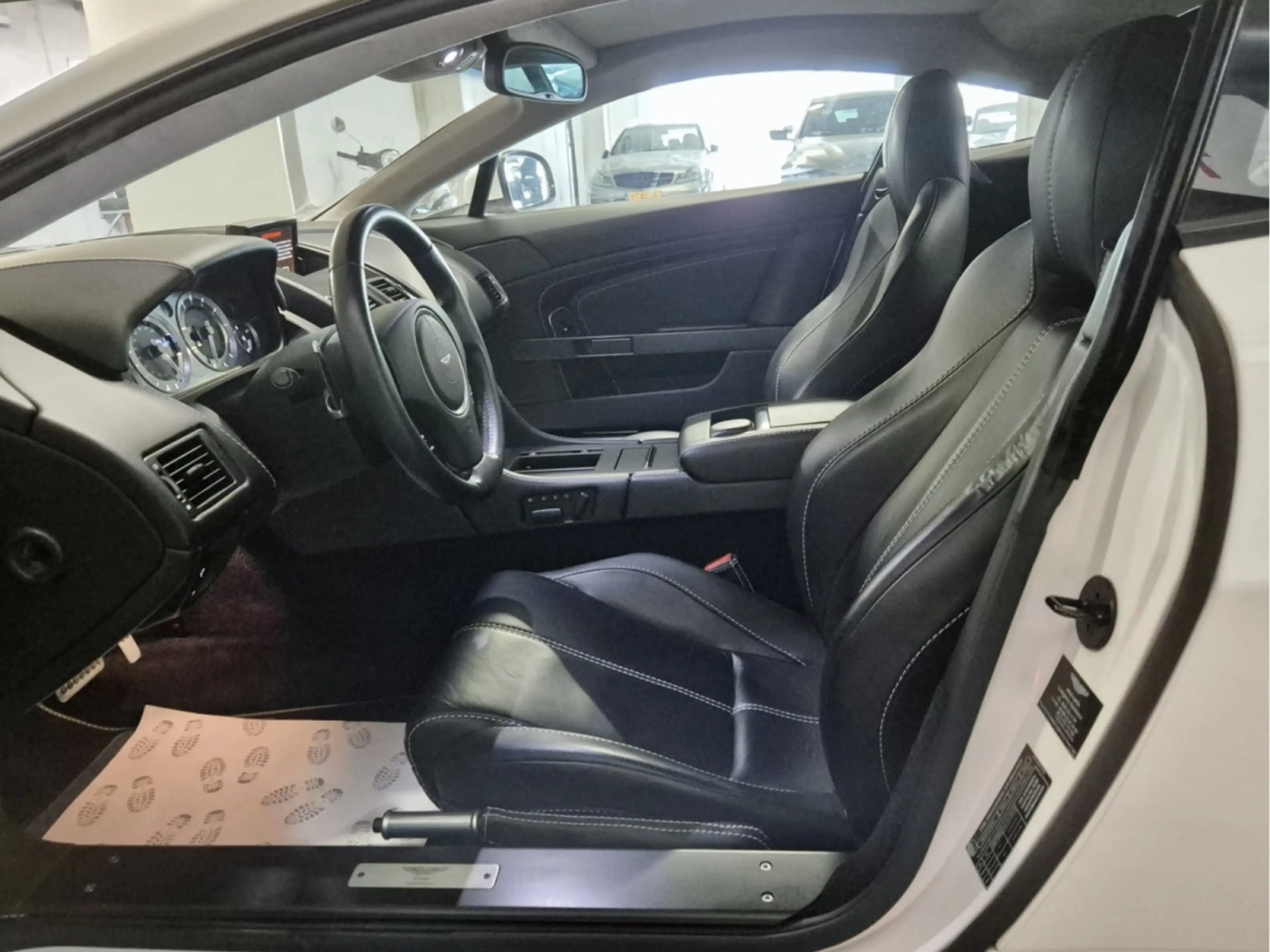 Aston Martin V8 Vantage EUROPA CARBON CUIR NAVI — photo 4