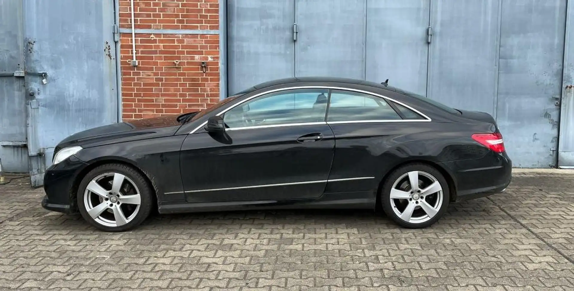 Mercedes-Benz E 200 BlueEFFICIENCY Coupé Navi Leder Klima 17 Zoll Noir - 1