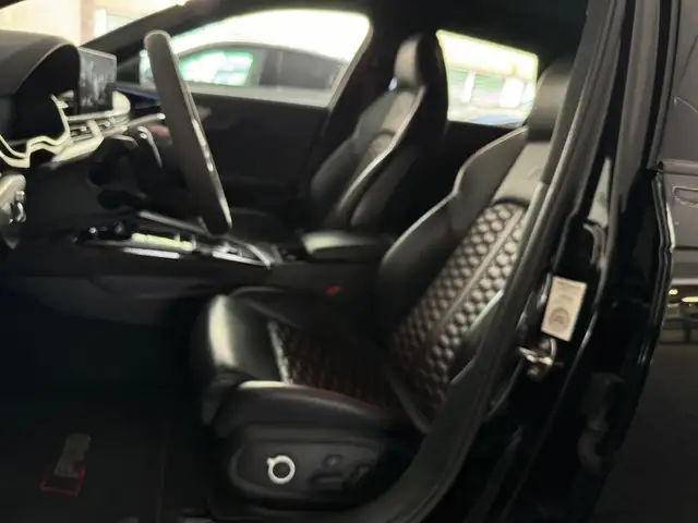 Audi RS4 view 6