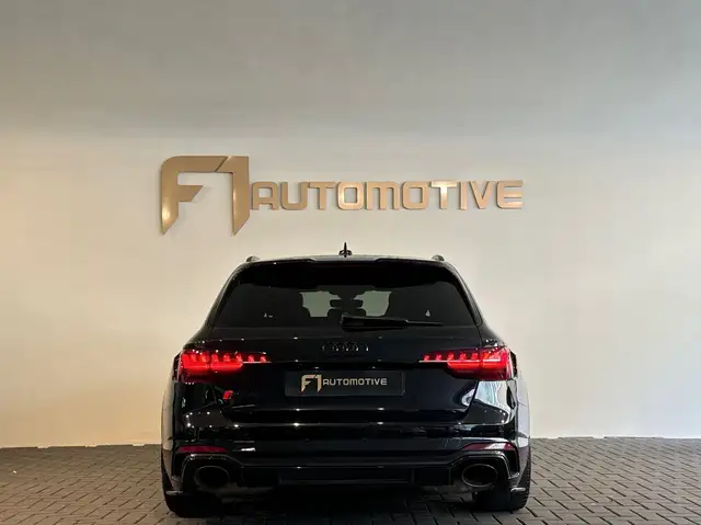 Audi RS4 view 11