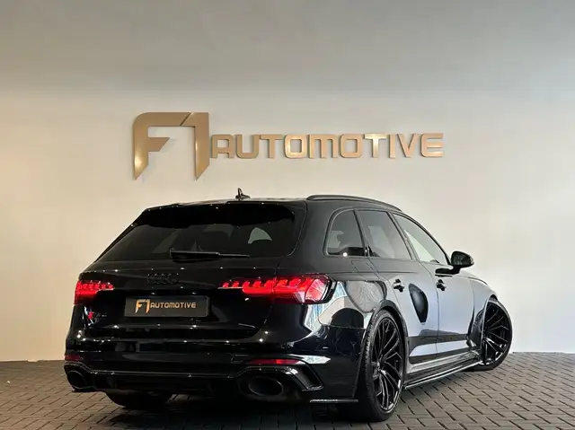 Audi RS4 view 3