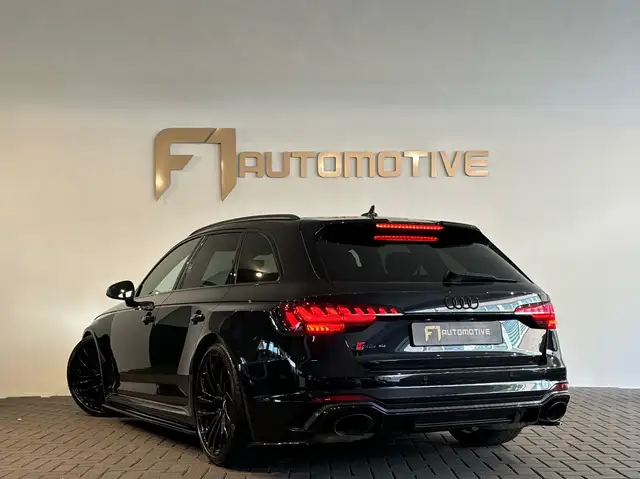 Audi RS4 view 8
