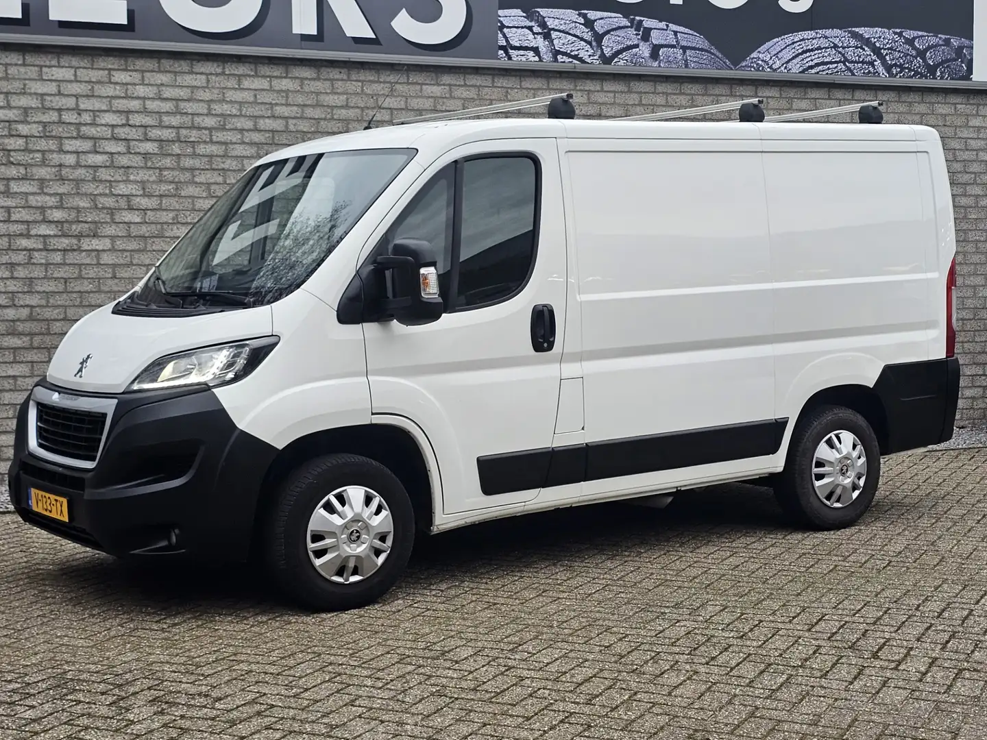 Peugeot Boxer 330 2.0 BlueHDI L1H1 Premium Pack Trekhaak/Camera Wit - 2