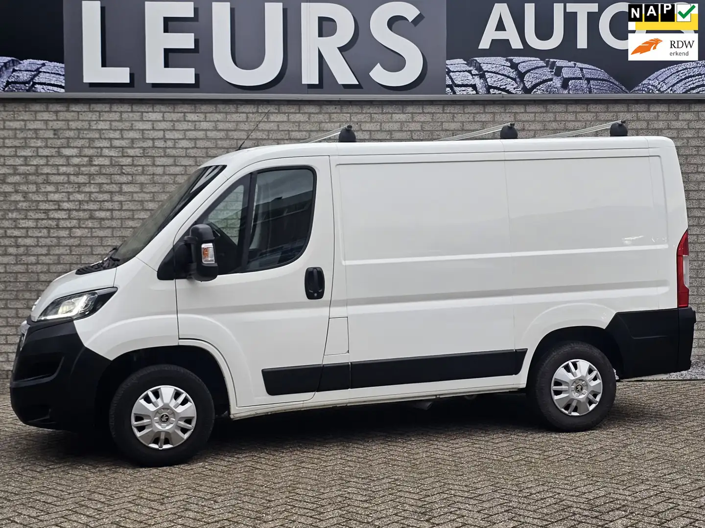 Peugeot Boxer 330 2.0 BlueHDI L1H1 Premium Pack Trekhaak/Camera Wit - 1
