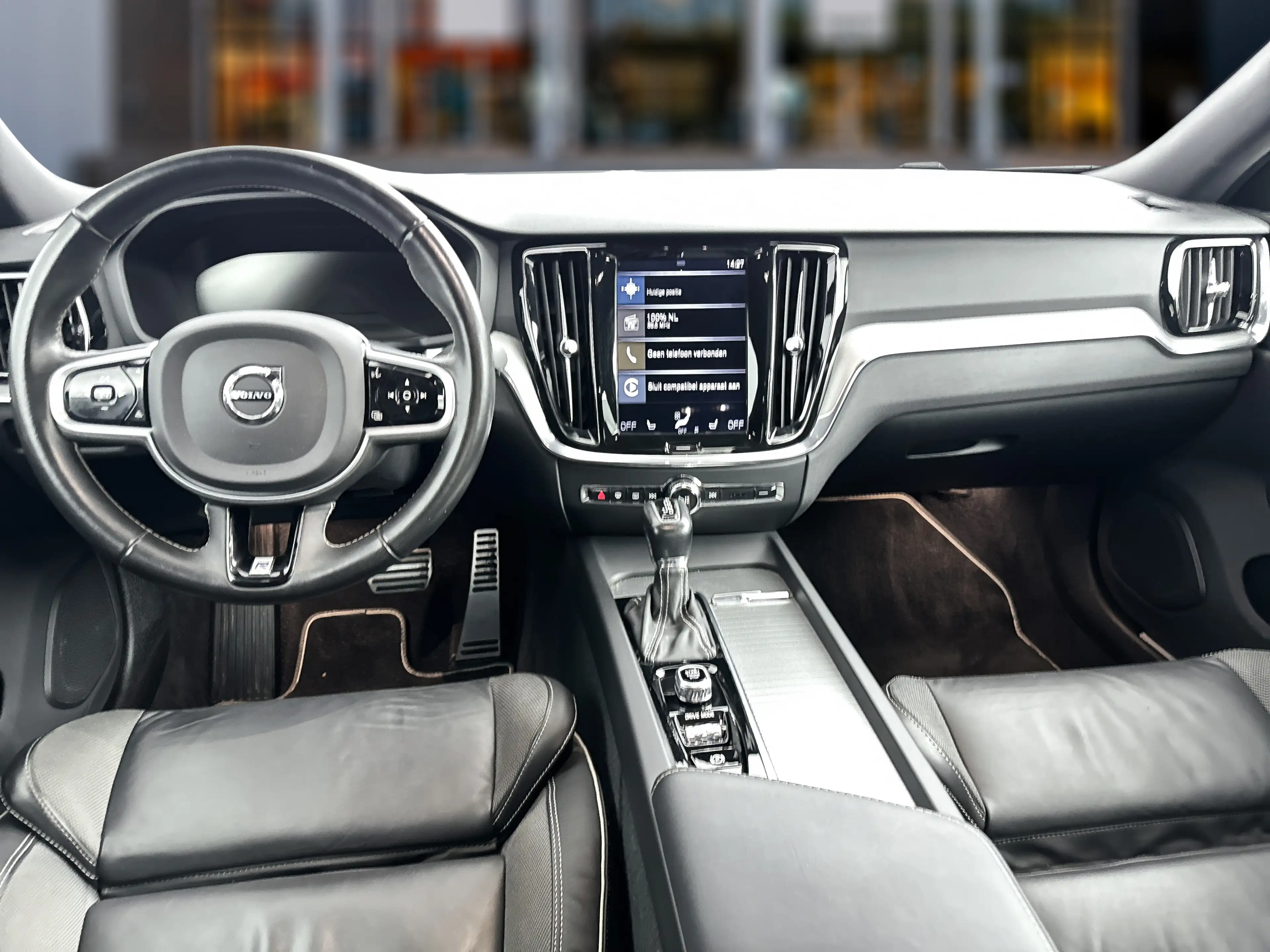 Volvo S60 T4 A/T R-Design | 19" | Stoelverwarming | Parkeerc — photo 13