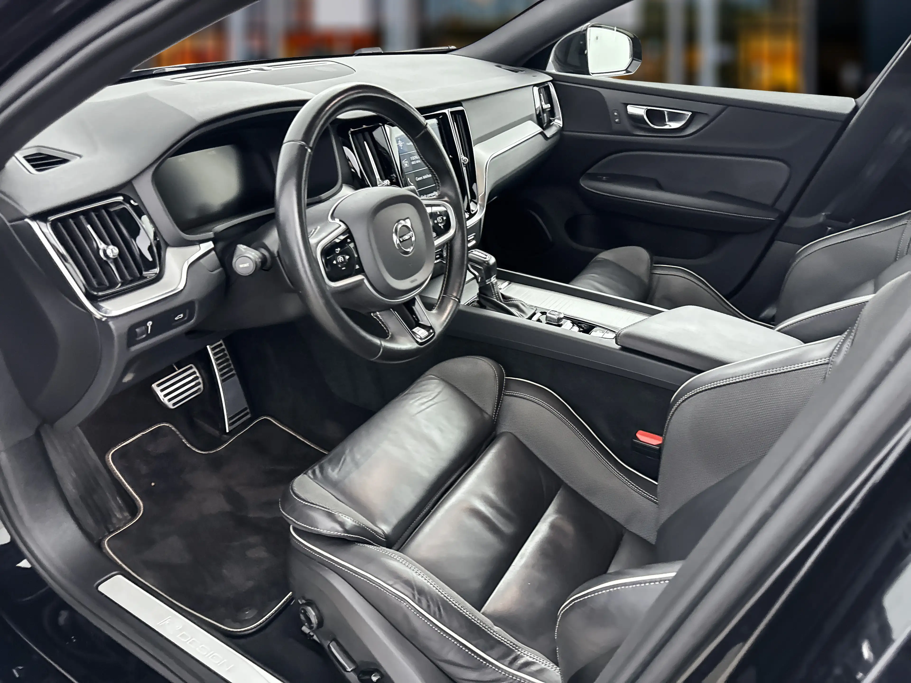 Volvo S60 T4 A/T R-Design | 19" | Stoelverwarming | Parkeerc — photo 14