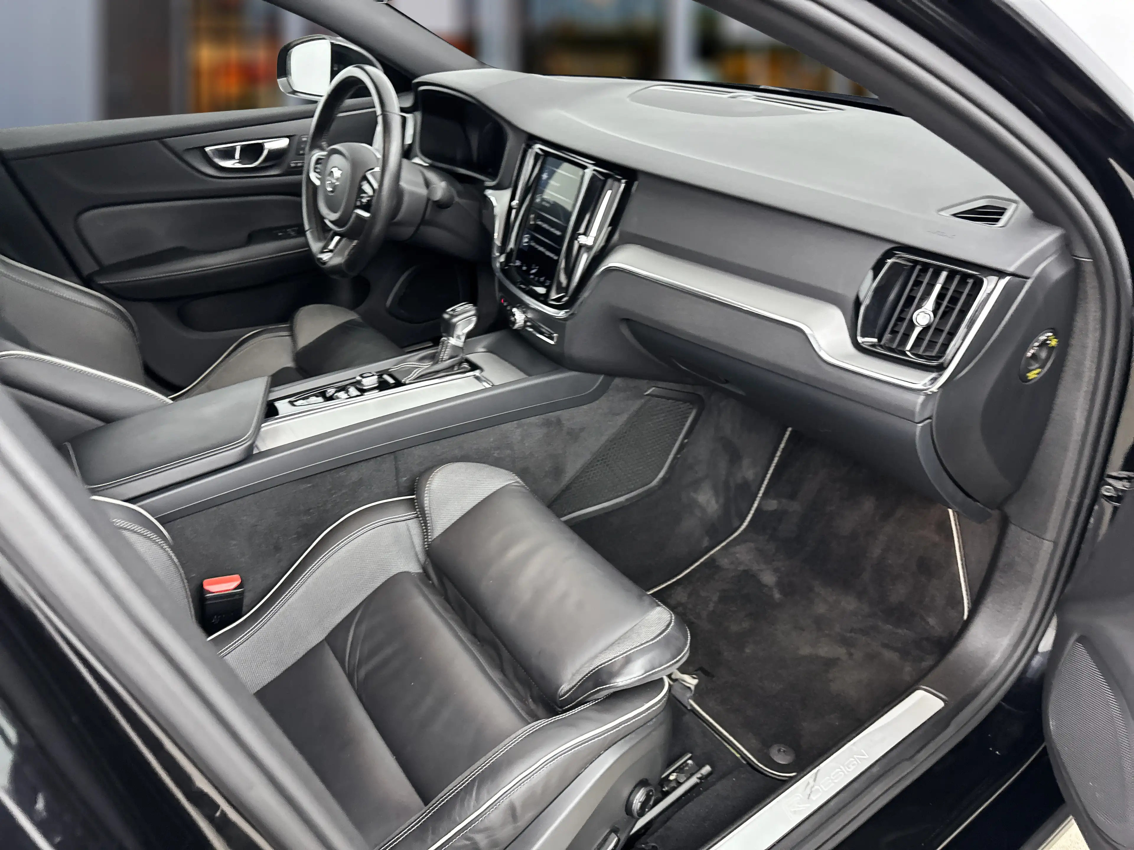 Volvo S60 T4 A/T R-Design | 19" | Stoelverwarming | Parkeerc — photo 15