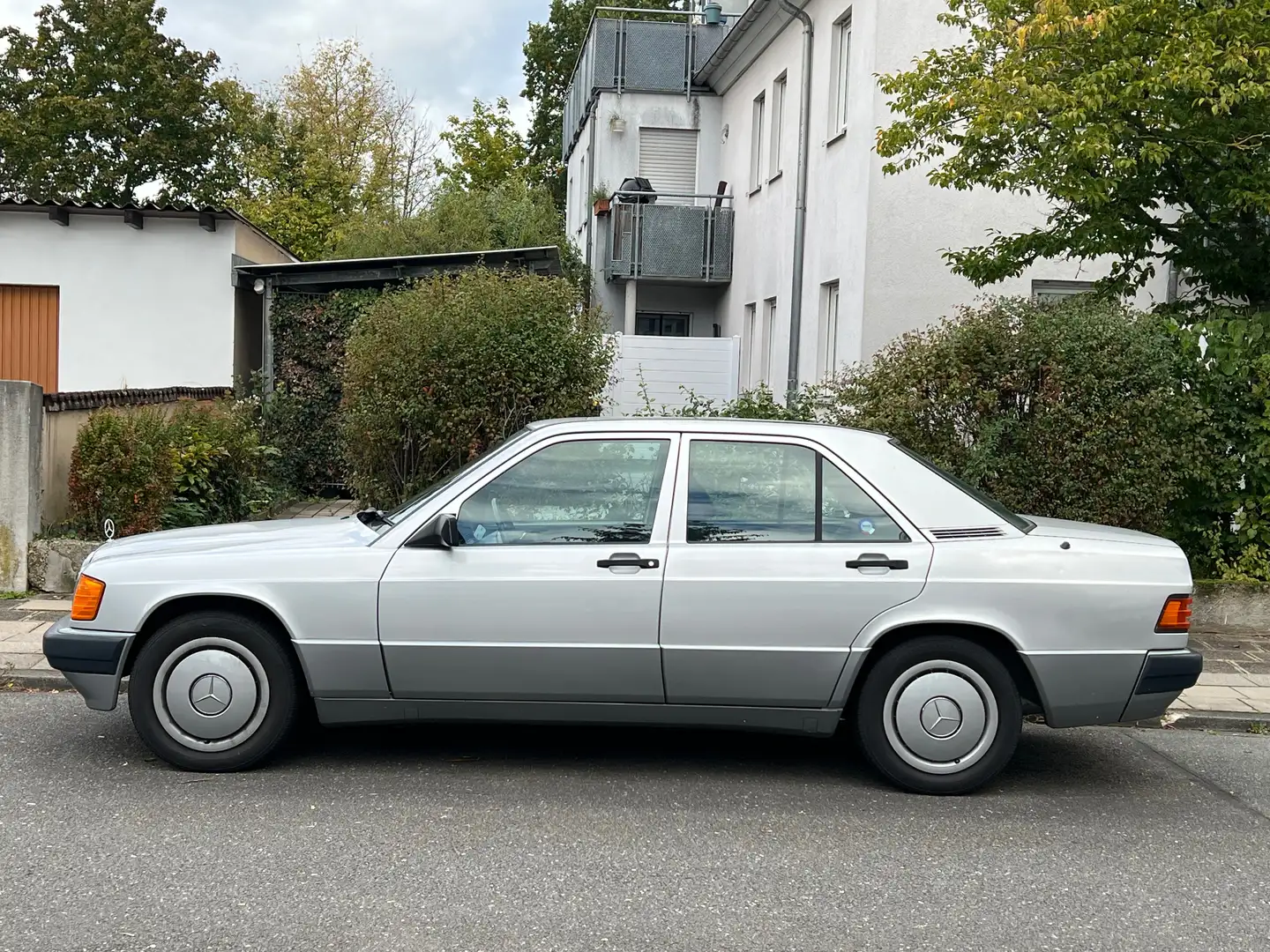 Mercedes-Benz 190 190 E 1.8 Stříbrná - 1