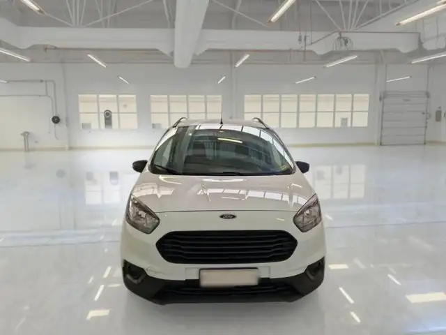 Ford Transit Courier view 2