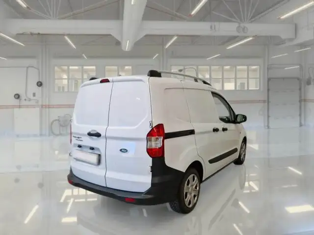 Ford Transit Courier view 4