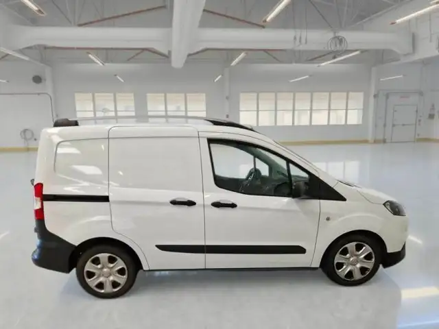 Ford Transit Courier view 3
