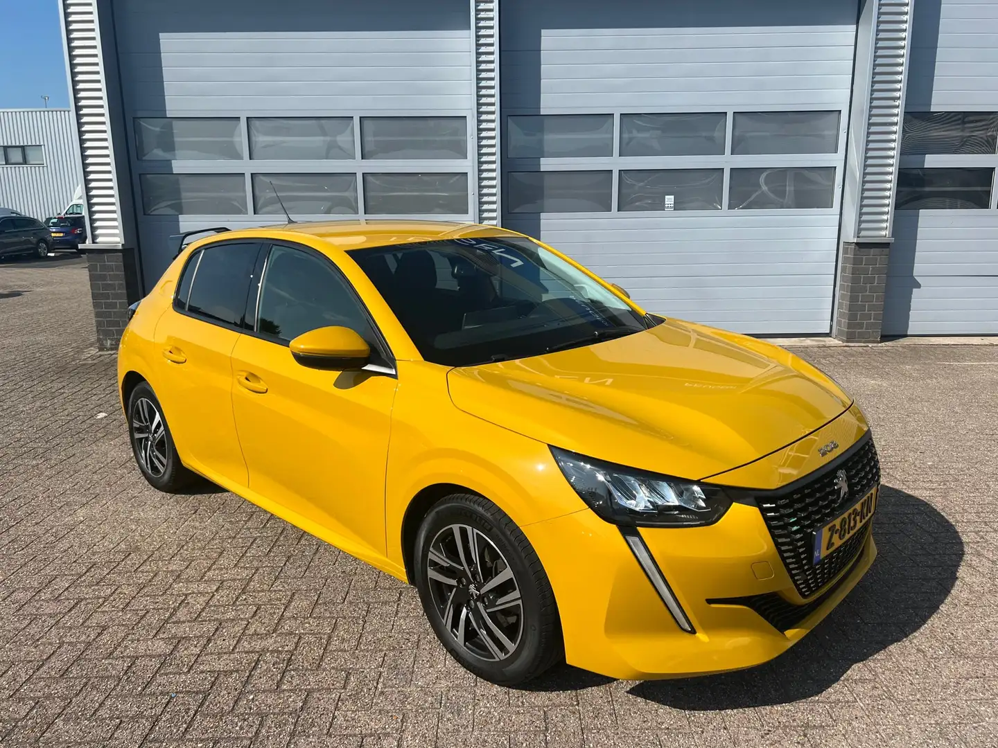 Peugeot 208 Peugeot 208 1.2 100pk Allure | Keyless | Stoelverw Geel - 2