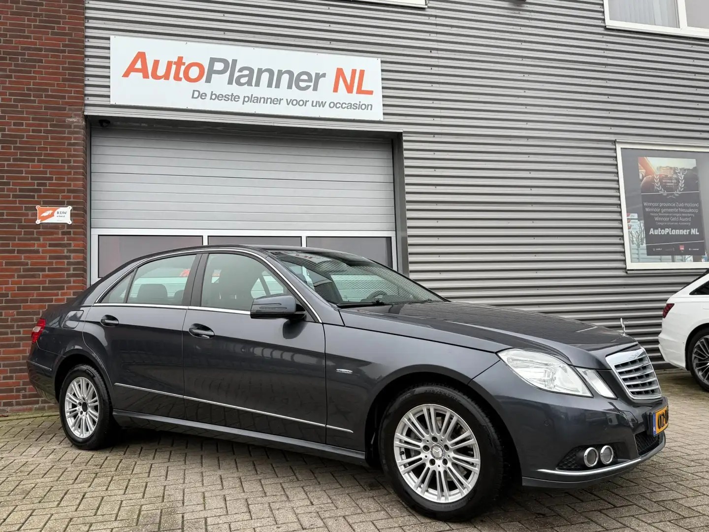 Mercedes-Benz E 200 CGI Elegance! Clima! Cruise! Navi! Grau - 2